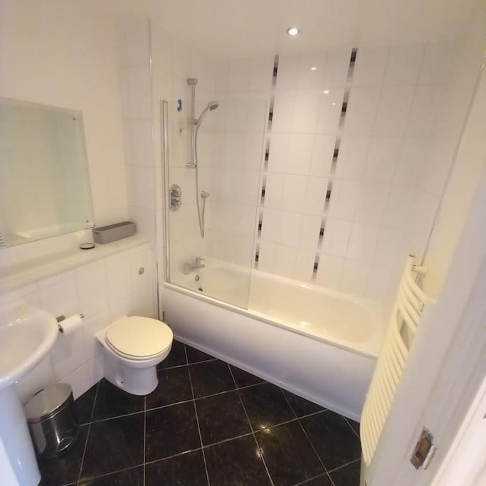 Centrally Situated 1 Bedroom Apartment! Бирмингем Экстерьер фото